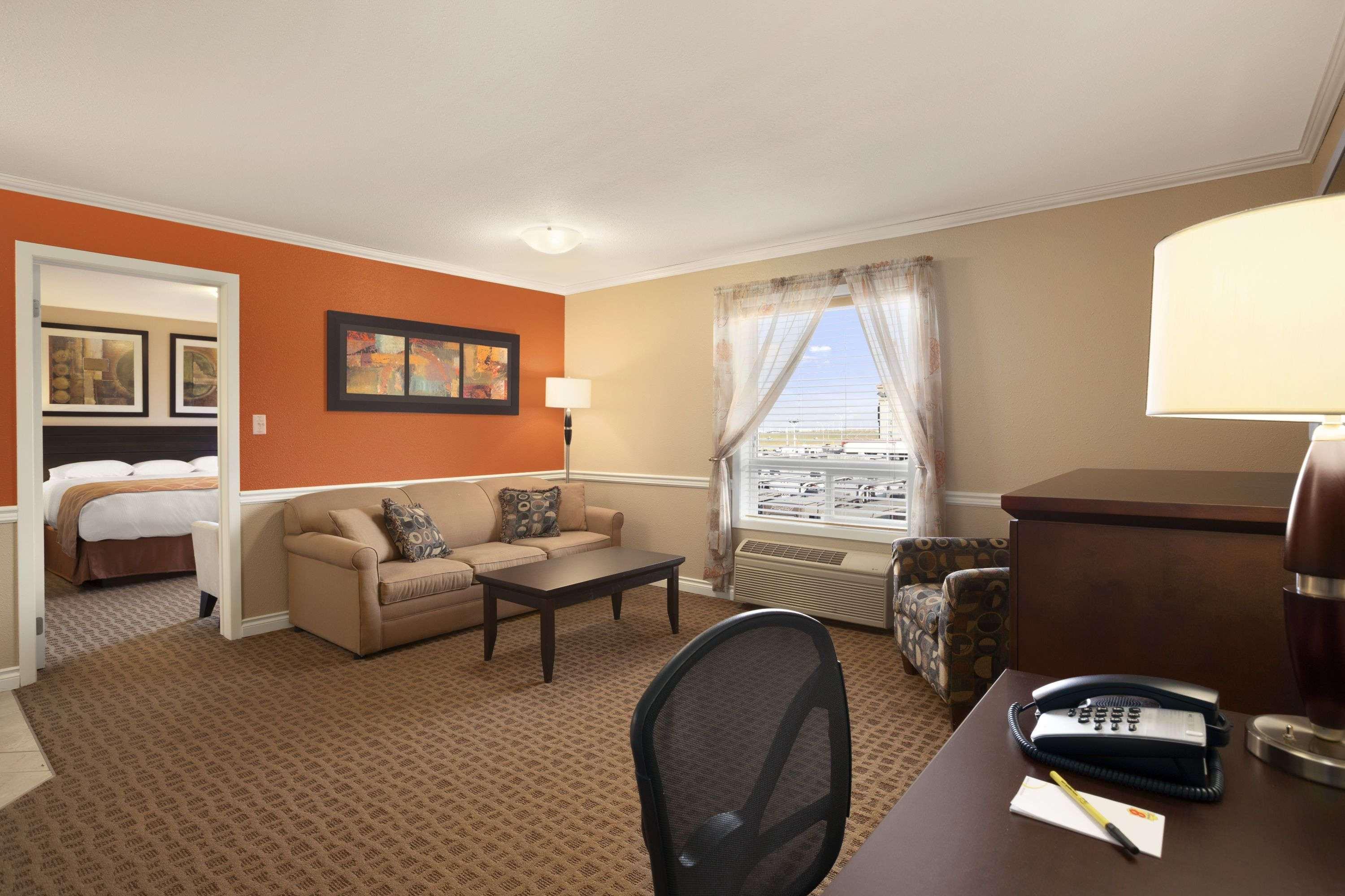 Hotel Super 8 By Wyndham Edmonton International Airport Leduc Esterno foto